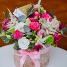 Flori: trandafiri, mini-roze, astilbe, yoko, frezii și eustoma; Preț: 186 lei.