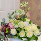 Flori: trandafiri, eustoma, yoko și ornithogalum; Preț: 270 lei.